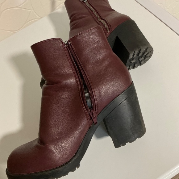 Cute chunky ankle boots, size 8, burgundy - Picture 3 of 5